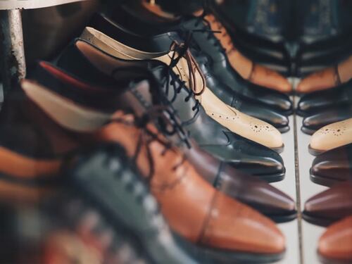 Napoli: scoperti dalla guardia di finanza depositi e laboratori di scarpe contraffatte