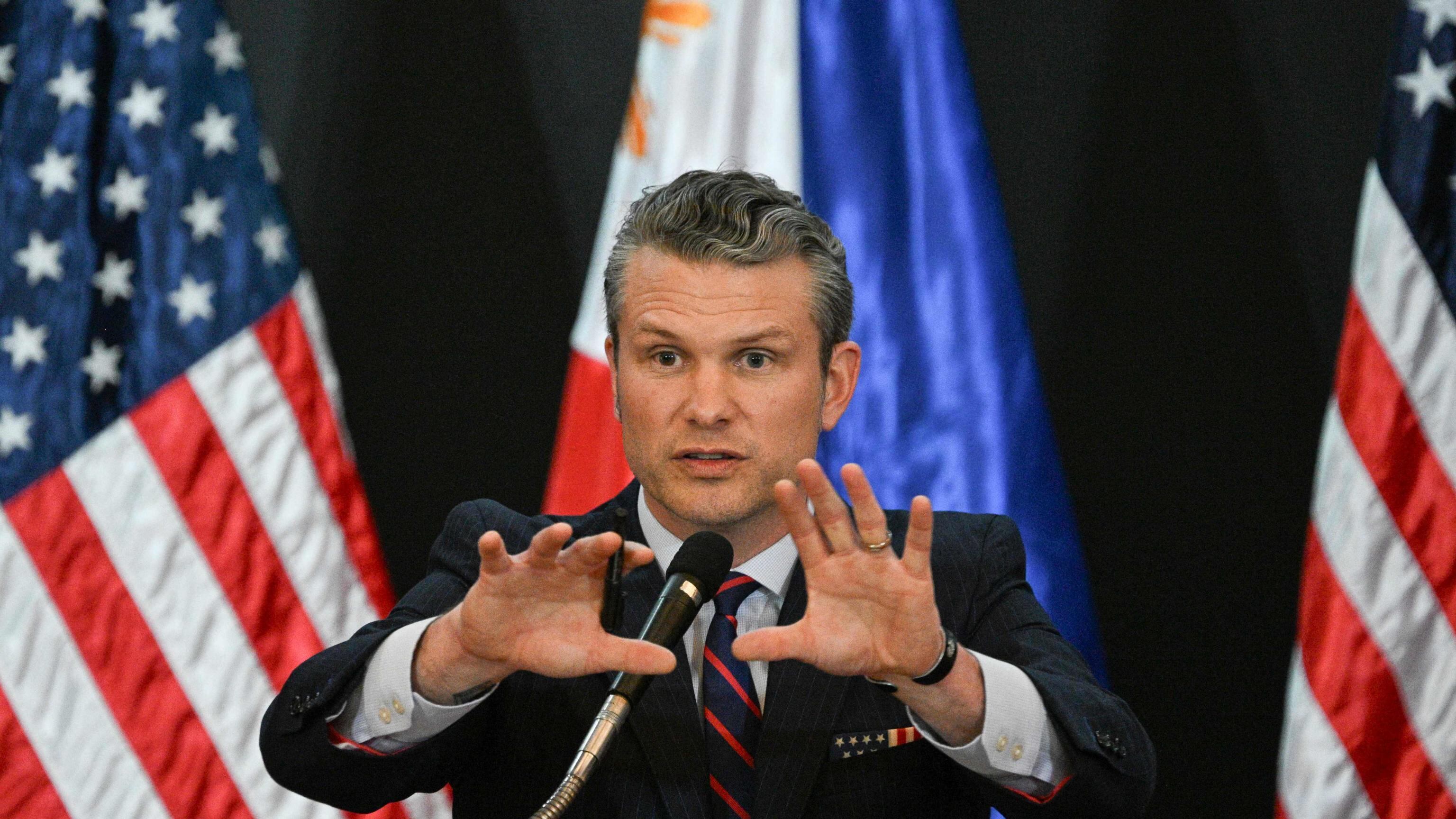 "Portava la moglie a incontri riservati". Nuova tegola sul capo del Pentagono Pete Hegseth