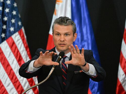 "Portava la moglie a incontri riservati". Nuova tegola sul capo del Pentagono Pete Hegseth
