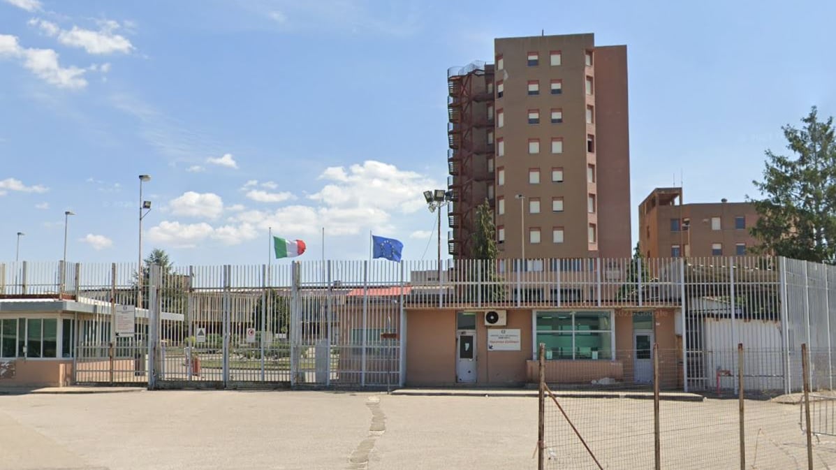 Rivolta nel carcere di Benevento, un'ala distrutta. "Agenti in ostaggio, 2 feriti"