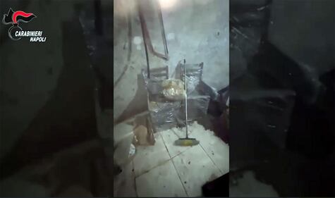 Passavano dalle fogne e svaligiavano i negozi. Arrestata la "banda del buco" a Napoli 3