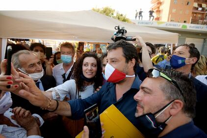 Matteo Salvini contestato a Mondragone, un ferito  18