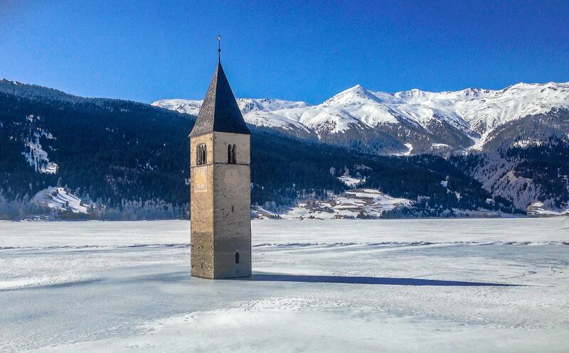 Campanile di Curon, lago di Resia in inverno