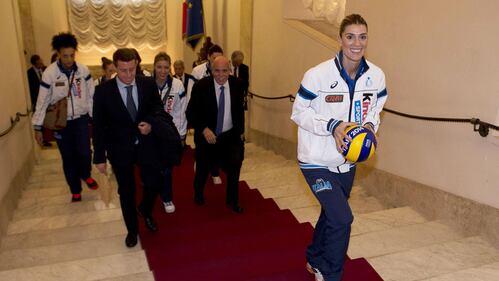 Matteo Renzi e le pallavoliste della nazionale 6