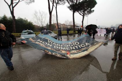 Strage di Viareggio, il corteo dei familiari delle vittime fuori dal tribunale 8