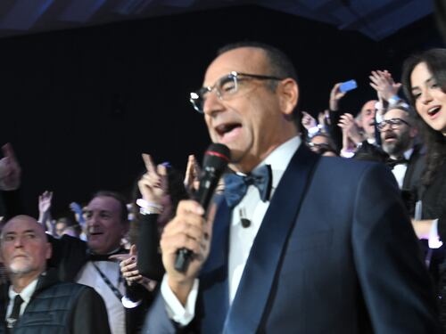 "Carlo Conti uno di noi". E il conduttore si commuove. Cosa è successo