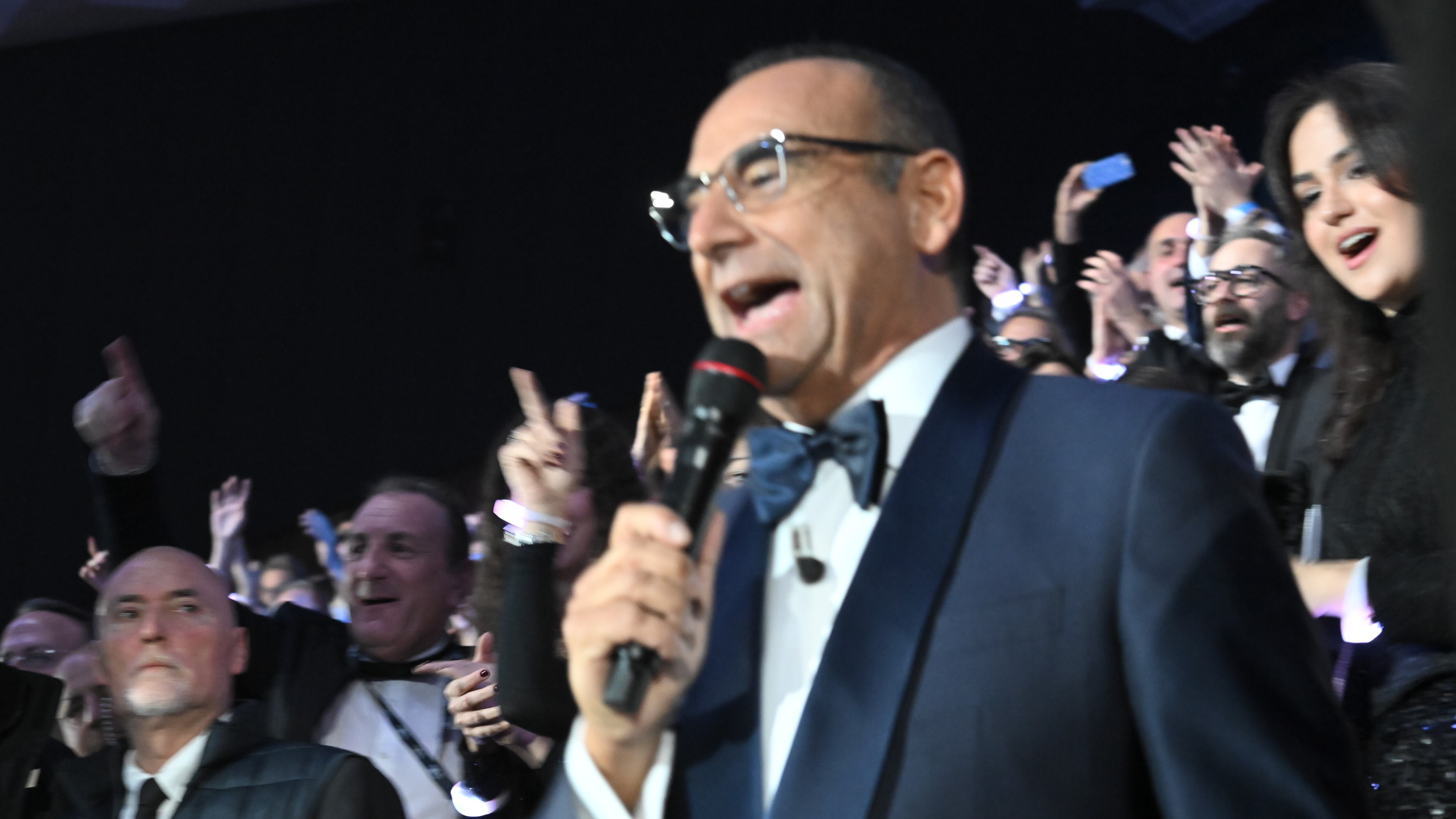"Carlo Conti uno di noi". E il conduttore si commuove. Cosa è successo