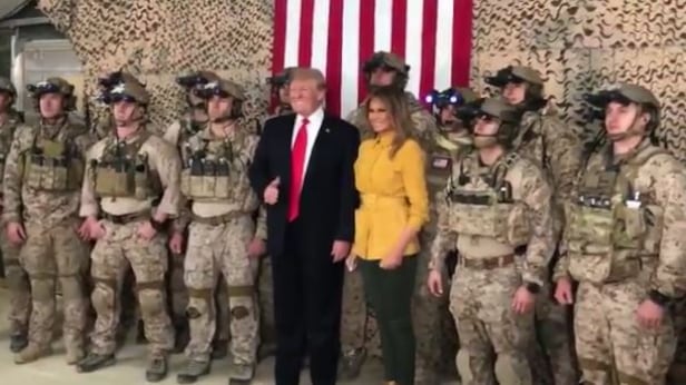Trump (con Melania) in Iraq: "Le nostre truppe restano"