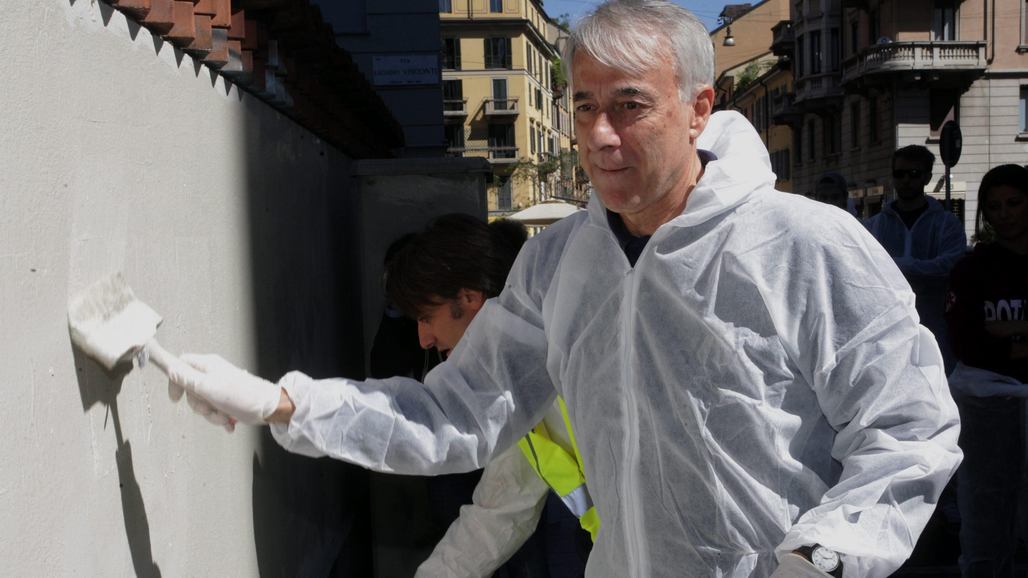 Cleaning Day, anche il sindaco a ripulire i muri imbrattati dai graffiti