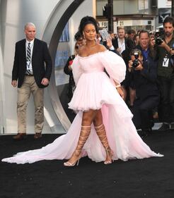 Rihanna, sexy scollatura sul red carpet 17