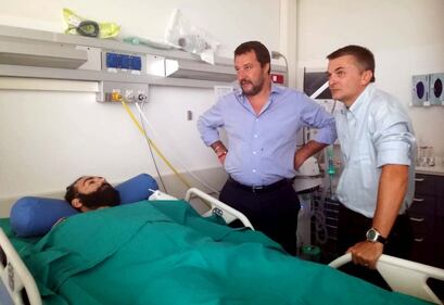 Salvini in ospedale a Genova: incontra i feriti e i parenti delle vittime 7