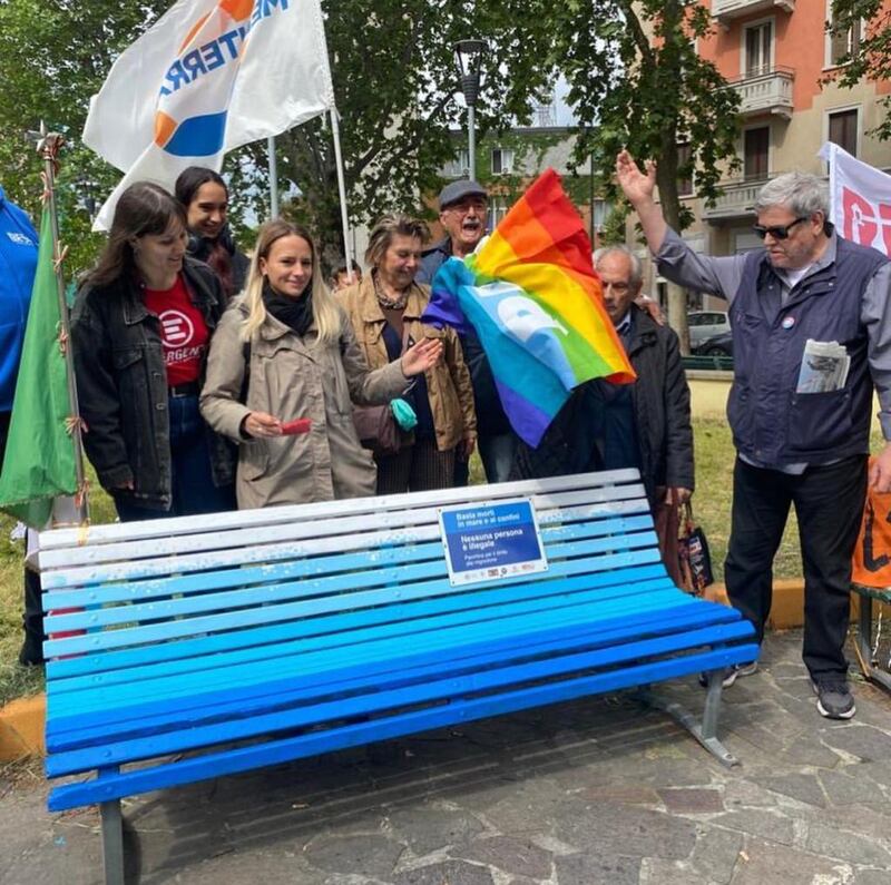 A Milano la solita retorica buonista: nel quartiere ostaggio dei migranti spunta la panchina dell’accoglienza