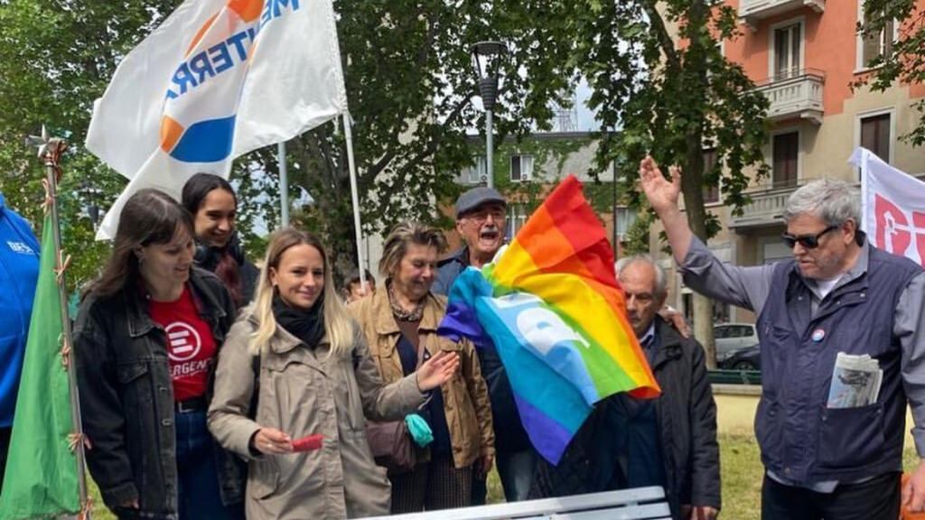 A Milano la solita retorica buonista: nel quartiere ostaggio dei migranti spunta la panchina dell’accoglienza