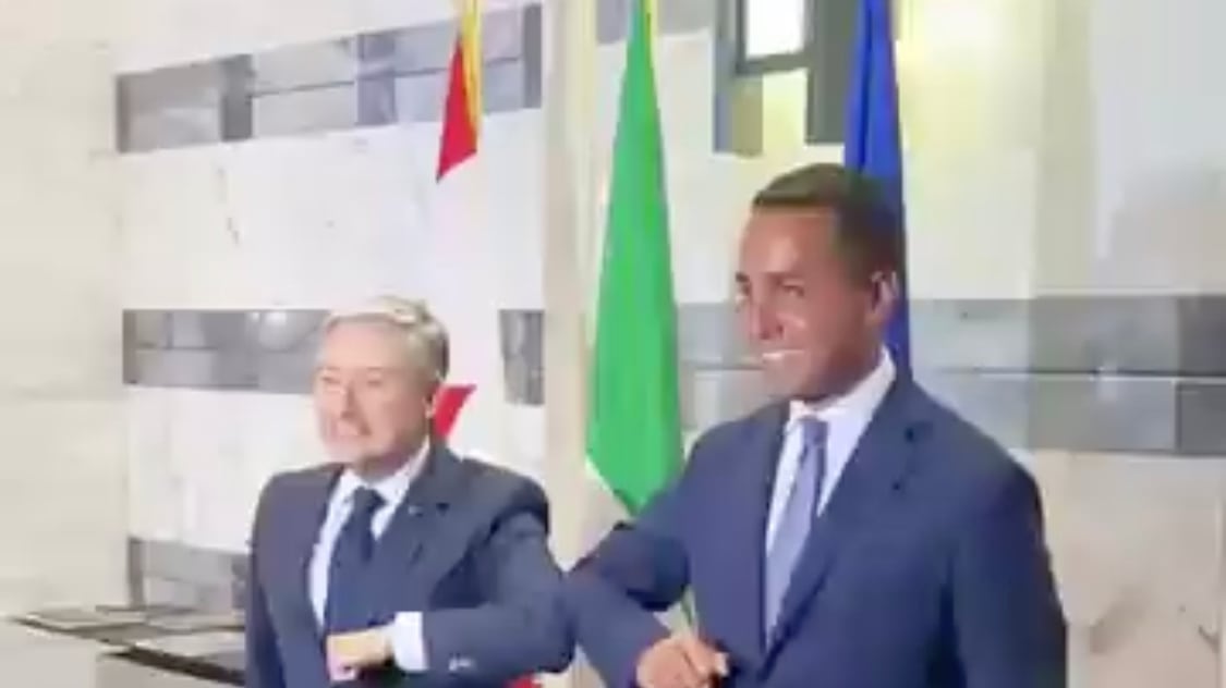 Luigi Di Maio scherza sulla sua abbronzatura: "Ragazzi, metterò la crema 50". Ma il web insorge