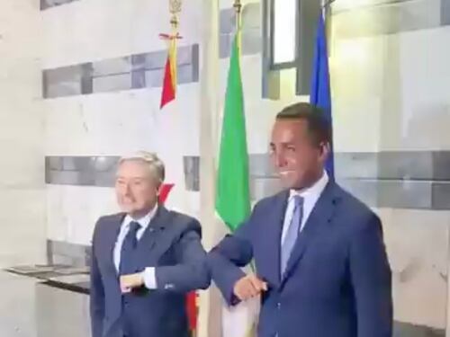 Luigi Di Maio scherza sulla sua abbronzatura: "Ragazzi, metterò la crema 50". Ma il web insorge