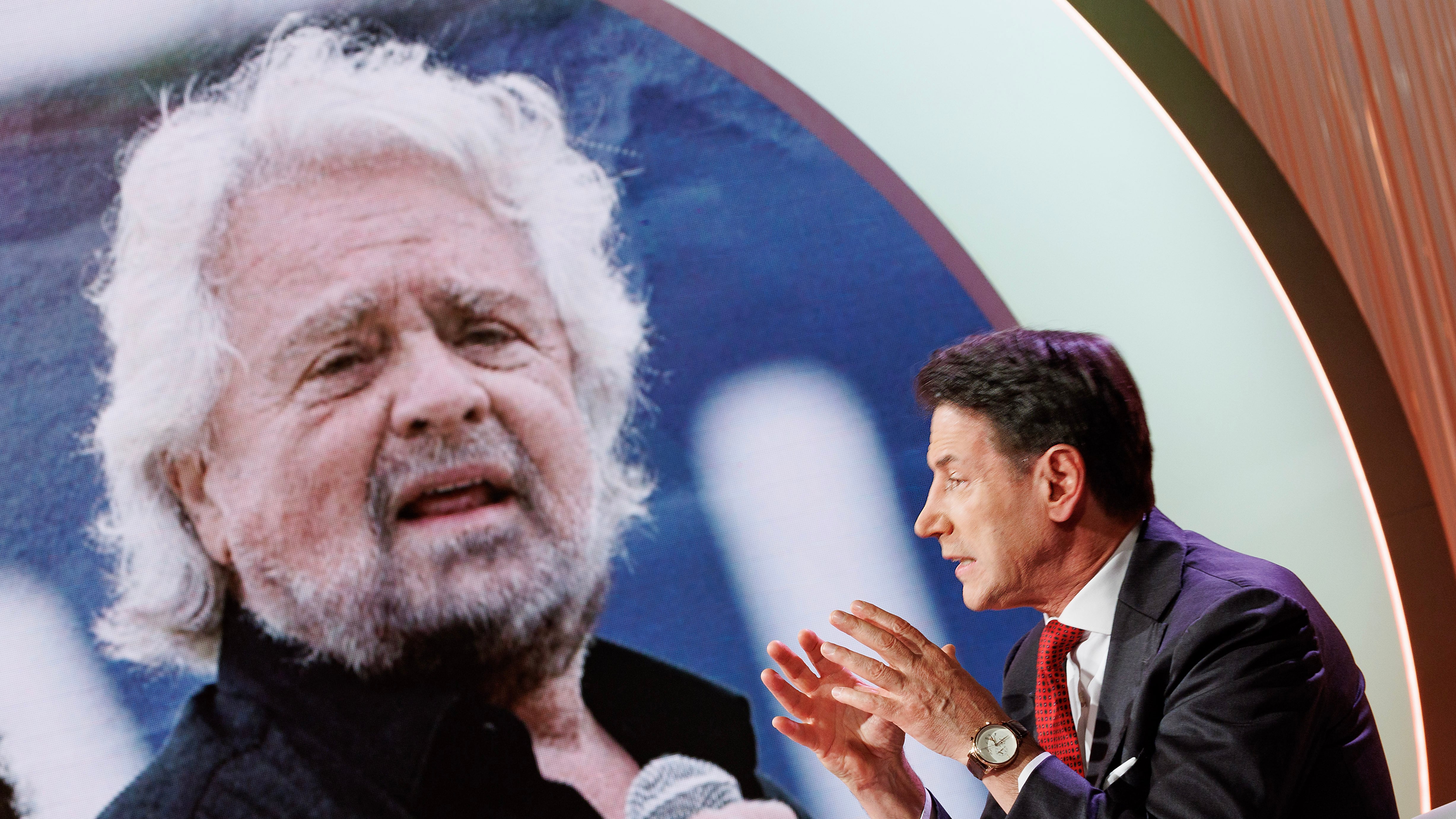 Grillo fa cassa: tour anti Conte a teatro