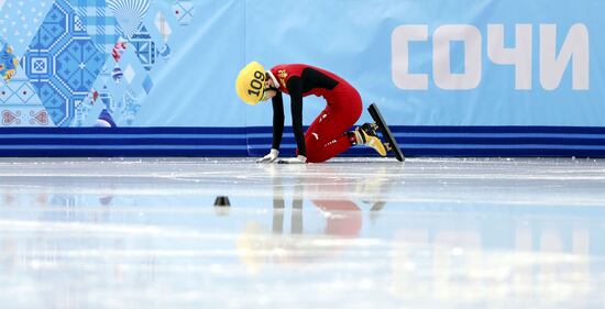 Sochi, la pattinatrice cinese cade e travolge i giudici 11