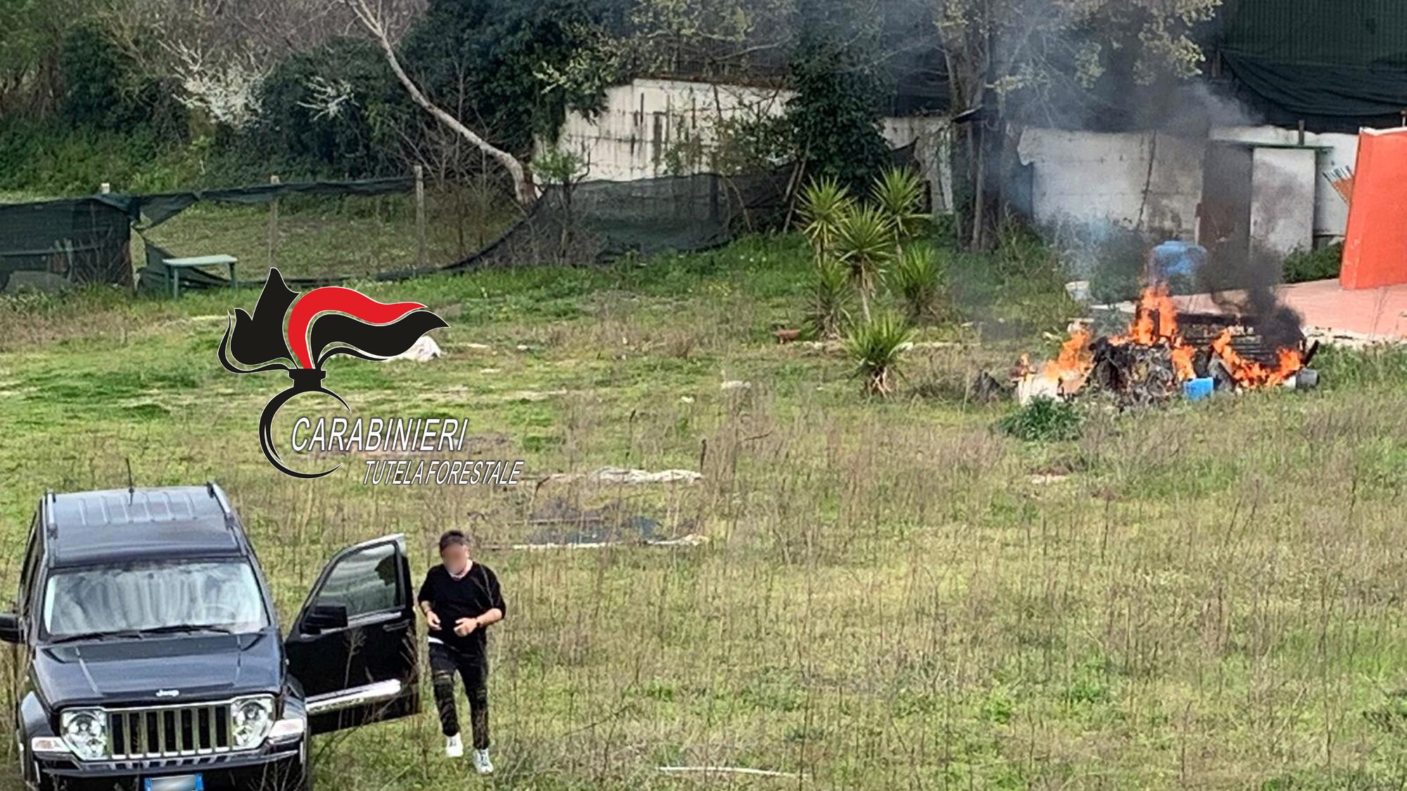 Dà alle fiamme i rifiuti: 55enne nei guai