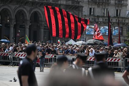 Striscioni e bandiere al funerale di Berlusconi 10