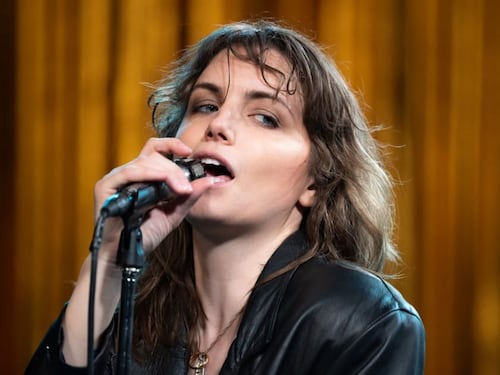 Tutti i film in arrivo in streaming a maggio, tra grande musica e commedie romantiche