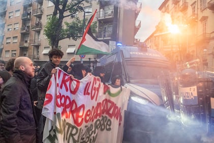 Antagonisti tentano l'assalto al G7, scontri con la polizia. Idranti in azione 3