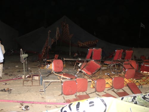 Un kamikaze fa strage al comizio elettorale. L'Isis minaccia il Pakistan: 75 morti e 200 feriti