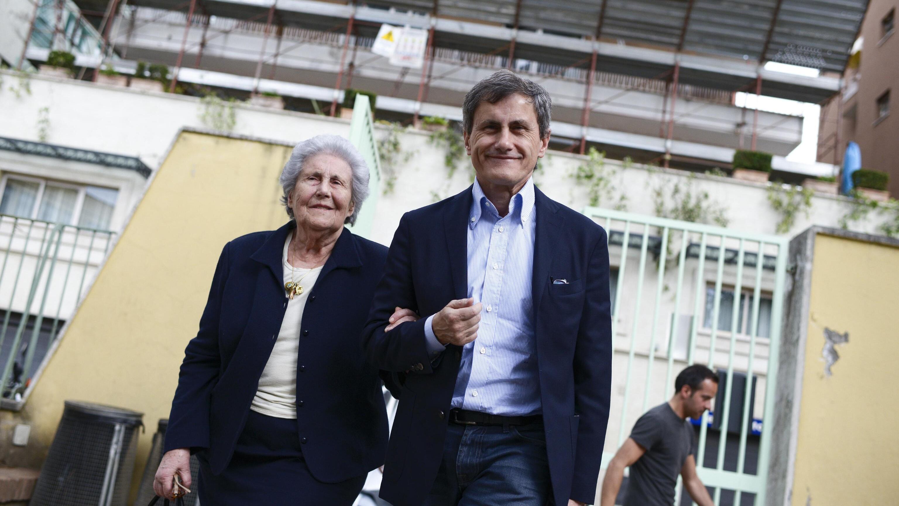 Il coraggio di votare con la mamma: Alemanno e Marino sfidano i cinici