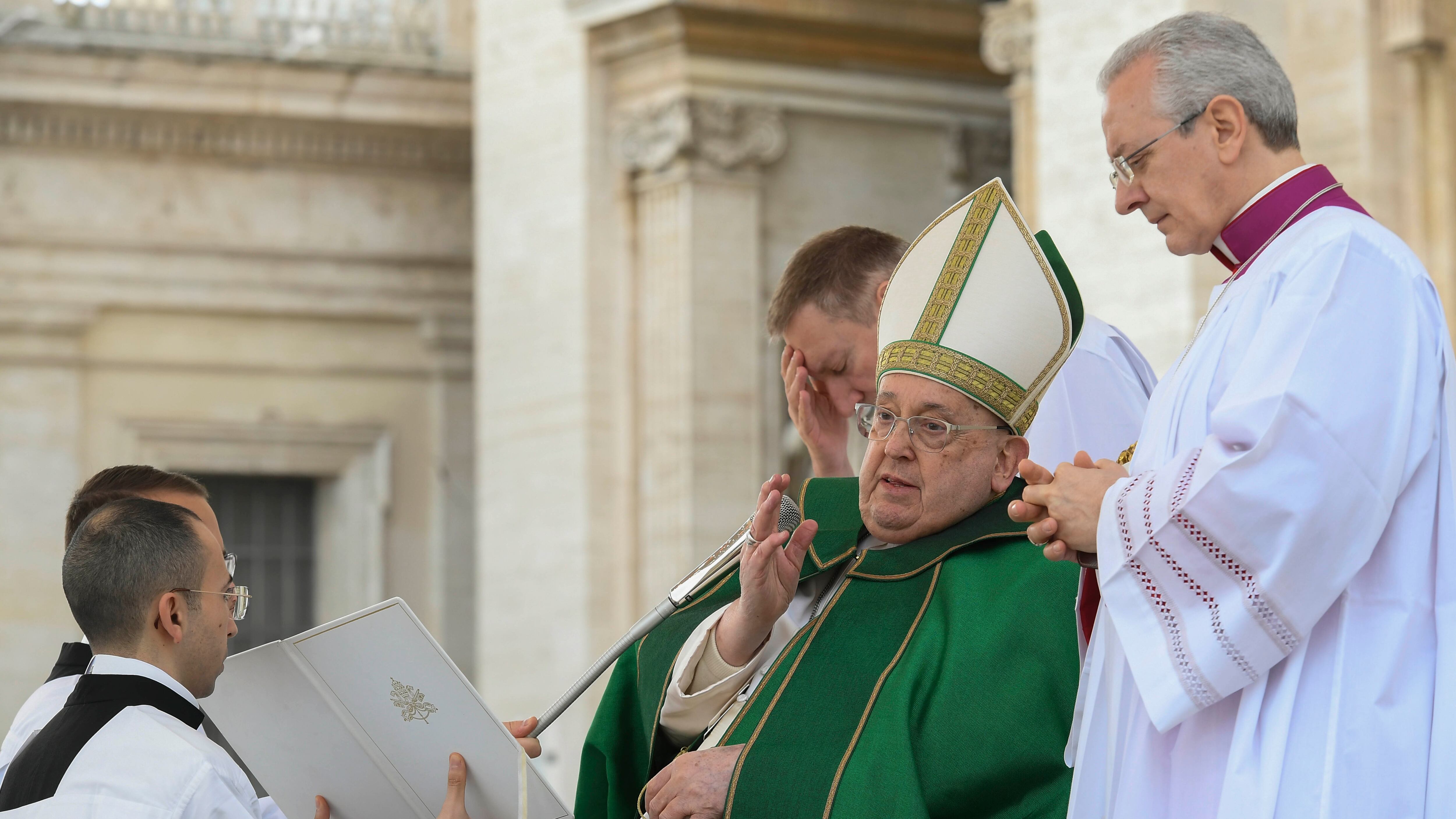 L'affanno e la rabbia: "Lasciato al freddo per due ore di messa"