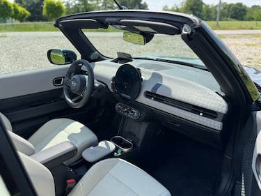 MINI Cabrio 2025: guarda la gallery della nuova decappottabile da città 18