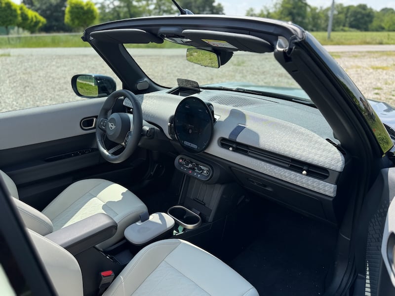 MINI Cabrio 2025: guarda la gallery della nuova decappottabile da città 18