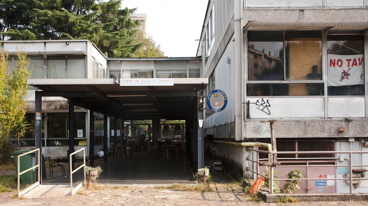 Risse e bombe carta, tensione nell'ex liceo occupato da rom e centri sociali
