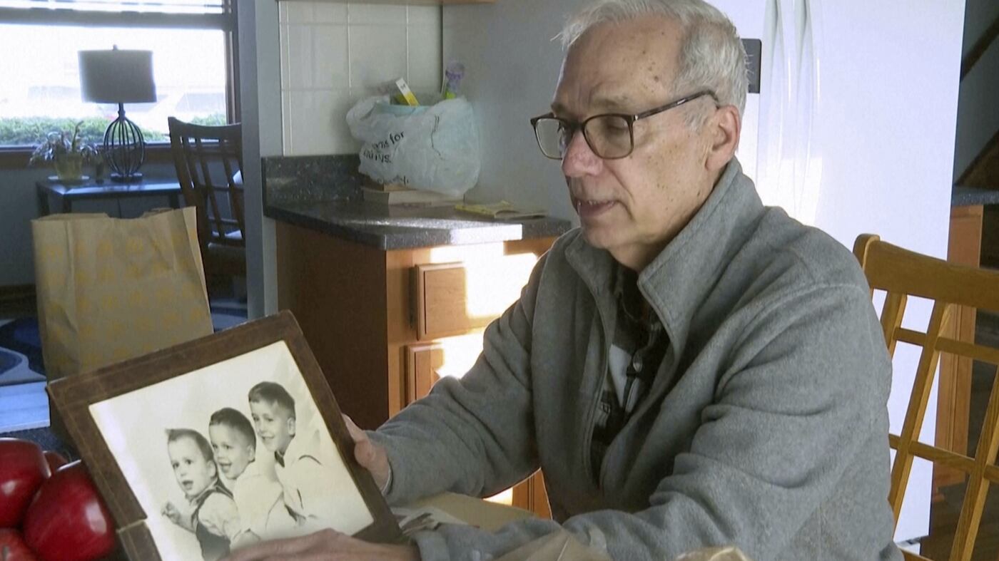L'emozione del fratello John. "Da bimbo giocava al prete"