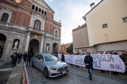 Oggi il funerale di Giovanna Pedretti: lo striscione contro la stampa, le farfalle incise sulla bara 4