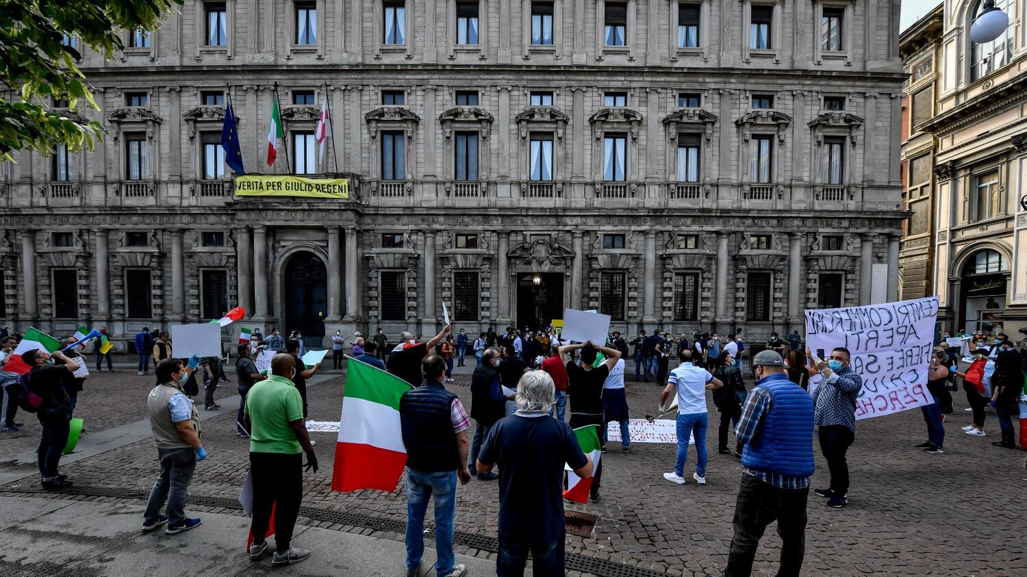 Ambulanti in piazza contro Sala: "Siamo alla fame, vogliamo lavorare"