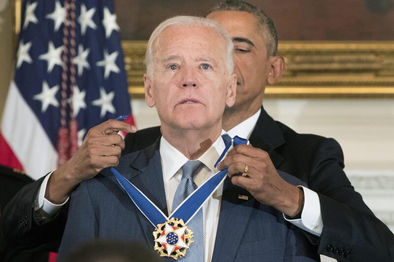 Obama assegna a Biden la medaglia della libertà