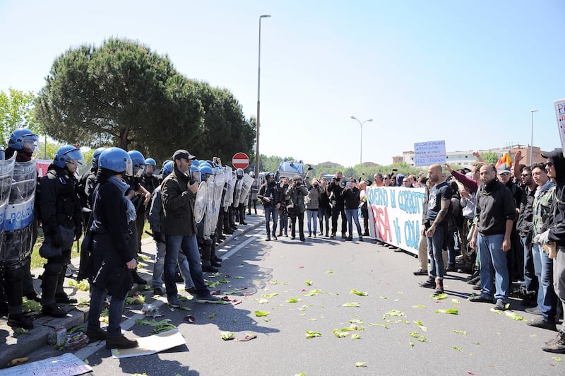 Antagonisti contro la polizia a Pisa 5