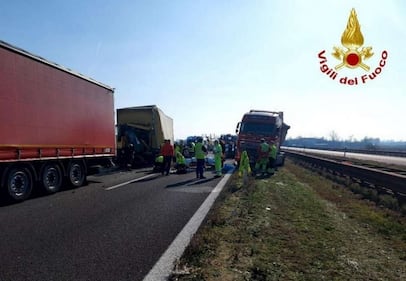 Doppio incidente in A22 e A1, 1 morto e 25 feriti: le immagini dei vigili del fuoco 4