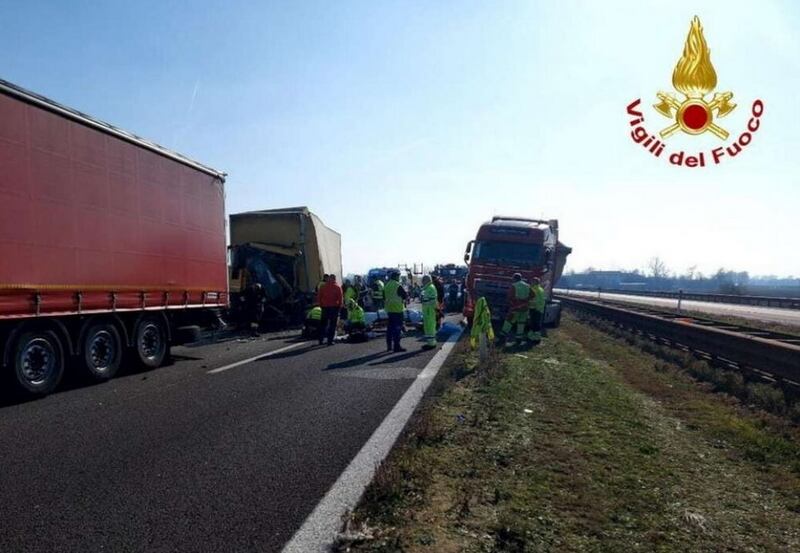 Doppio incidente in A22 e A1, 1 morto e 25 feriti: le immagini dei vigili del fuoco 4