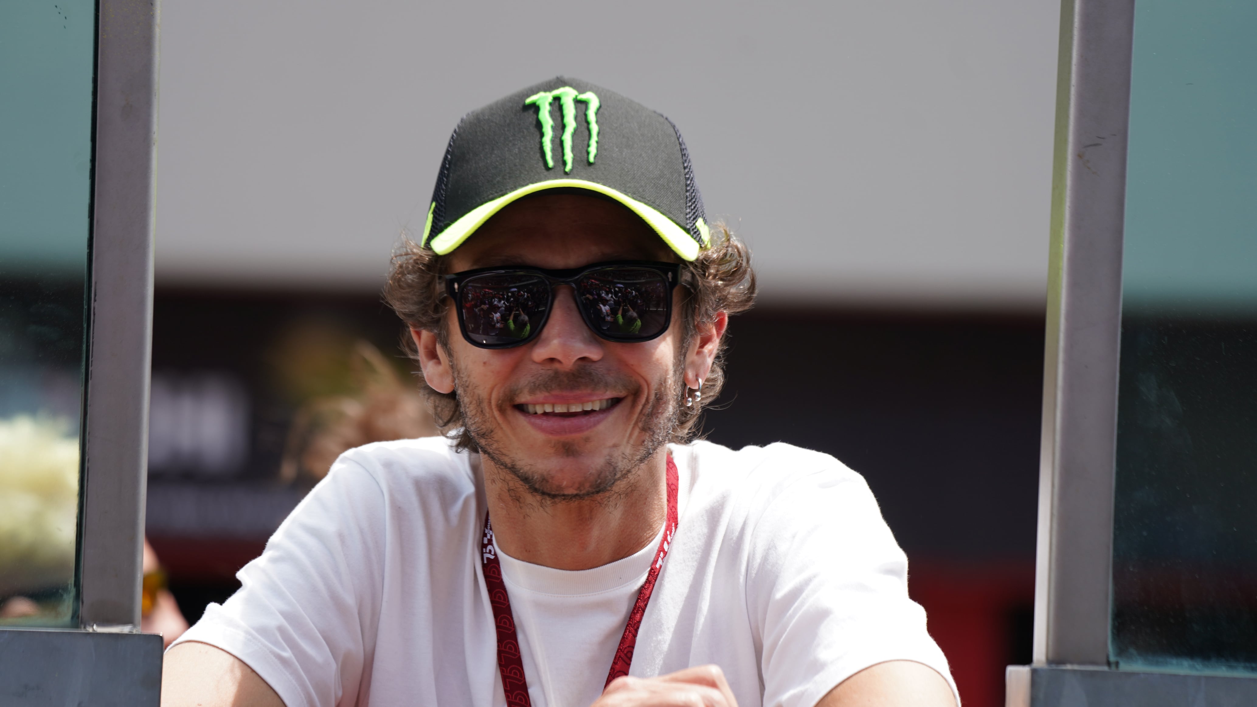 Scontro all'interno della famiglia di Valentino Rossi. Graziano al figlio: "Ritira la denuncia!", poi la frecciata della madre del Dottore