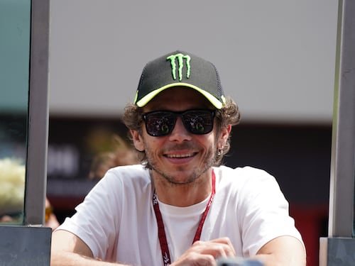 Scontro all'interno della famiglia di Valentino Rossi. Graziano al figlio: "Ritira la denuncia!", poi la frecciata della madre del Dottore
