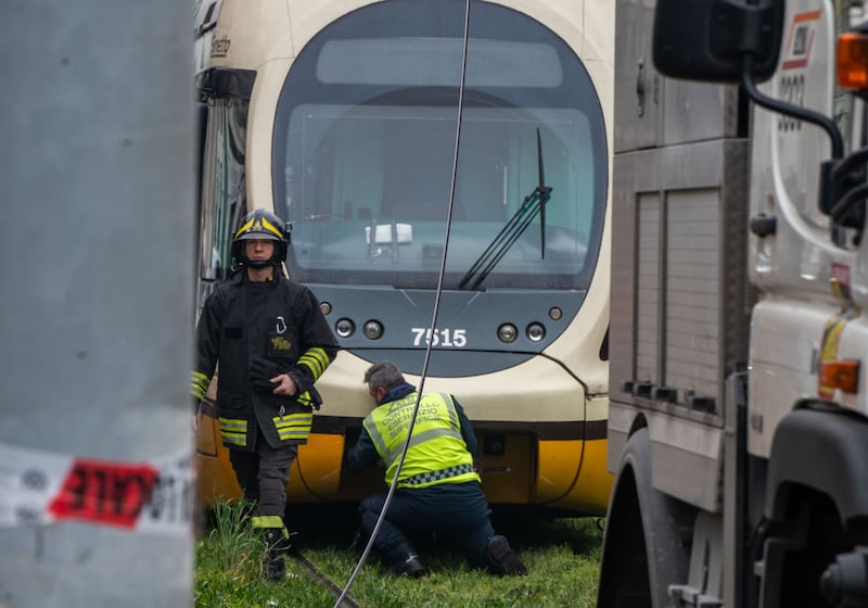Milano, principio di incendio sul tram 27: le immagini 4