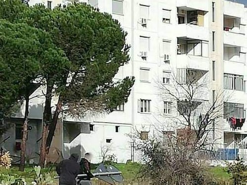 La bravata dei ragazzini: rubano segnale stradale