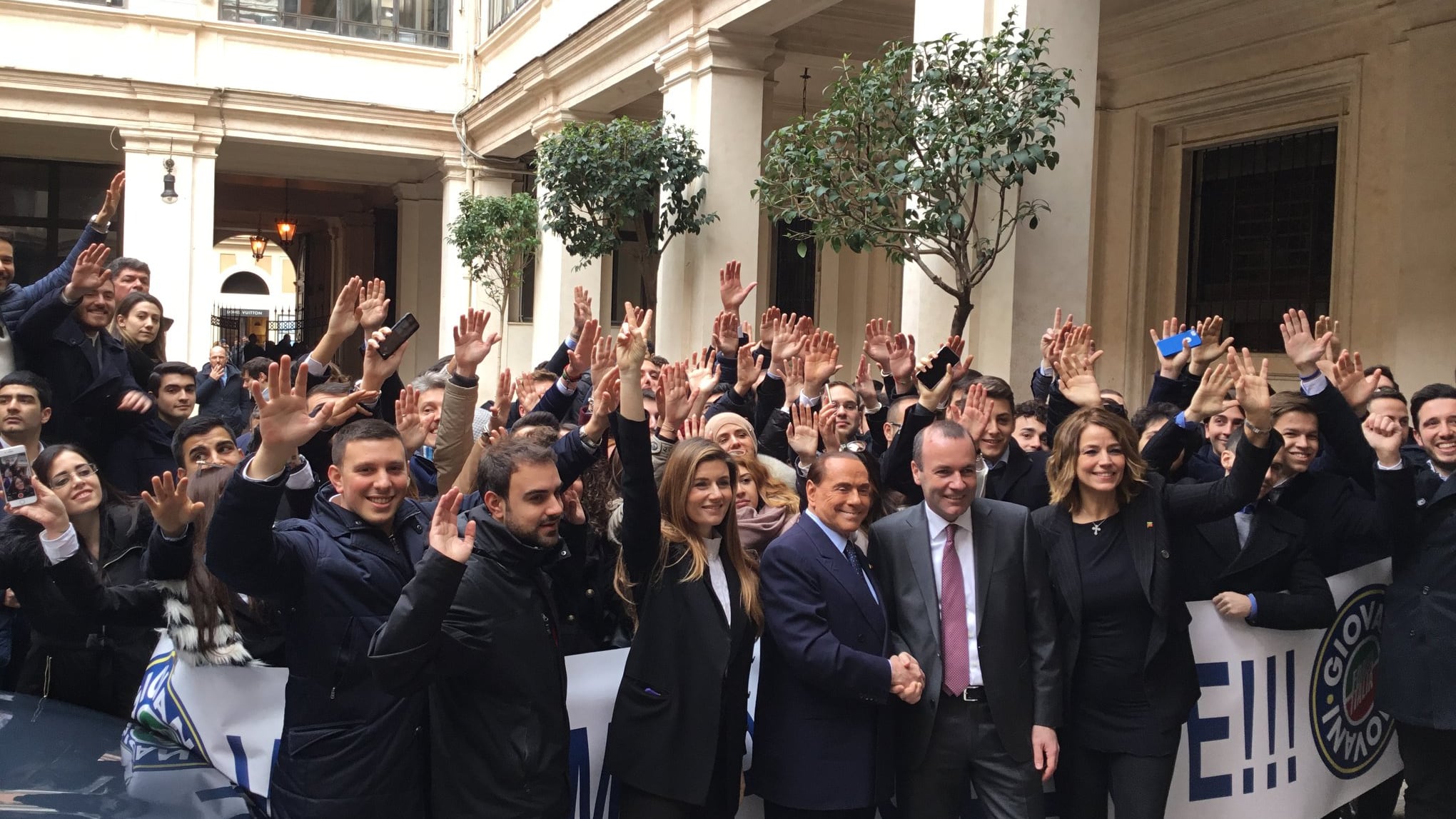 I giovani festeggiano Berlusconi, il Cav: "Brunetta all'Economia"