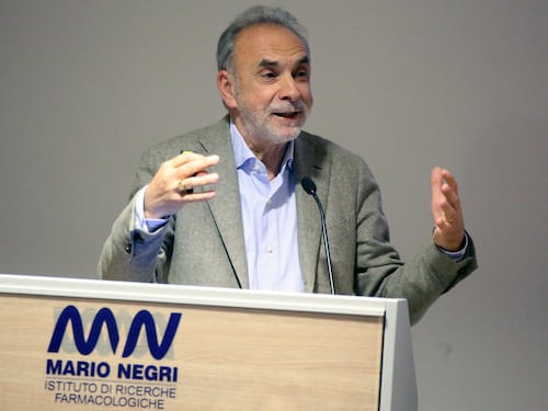 Remuzzi ora ribalta l'allarme: "Contagi? Contate i ricoveri..."