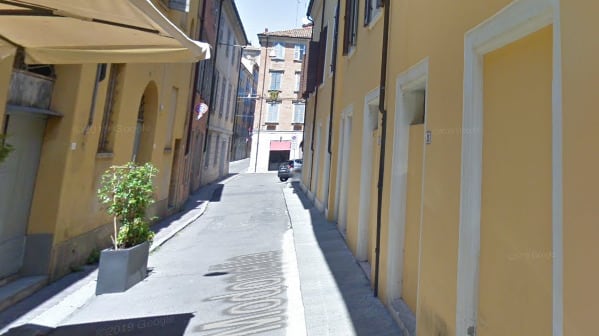 Straniero sputa contro la folla e poi urla: "Ho il Coronavirus"