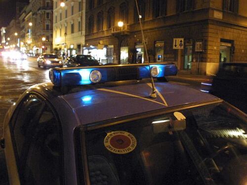 Caos in piazza: stranieri aizzano i cani contro gli agenti