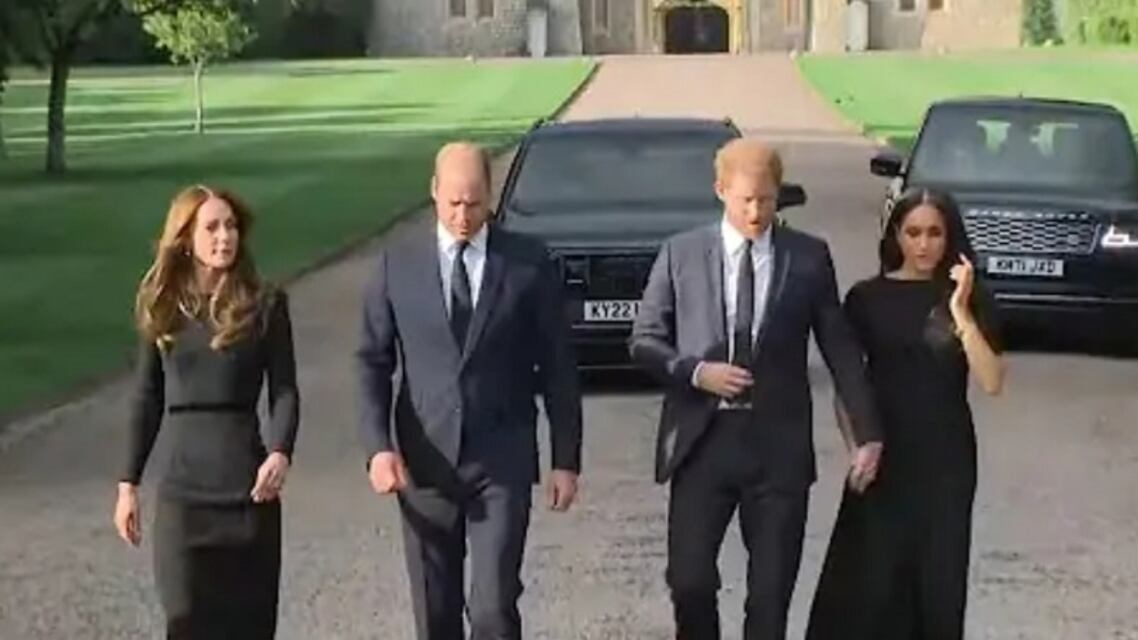 William e Harry uniti per la Regina: cosa c'è dietro la passeggiata