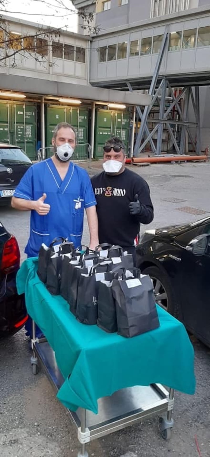 Gli ultras del Monza consegnano pasti a medici e infermieri: "Non siete soli" 5