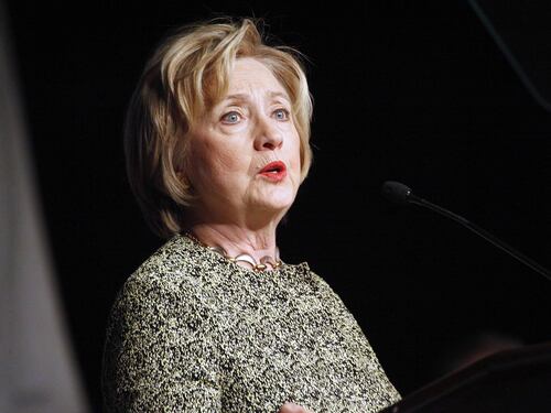 Ombre pure su Hillary. E Cameron fa "outing"