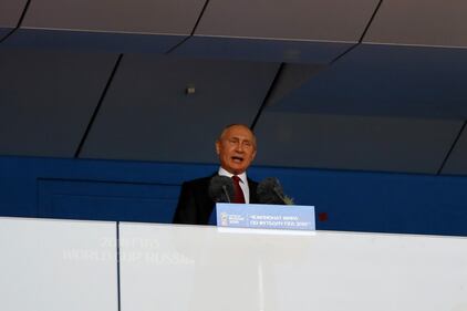 Putin in tribuna consola il principe saudita dopo il 5-0 5
